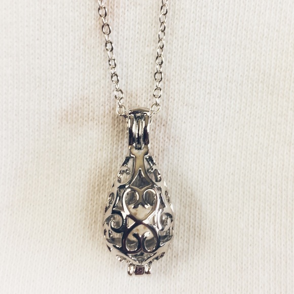 ESSENTIAL OIL DIFFUSER Locket with Lava Stone - Picture 1 of 4